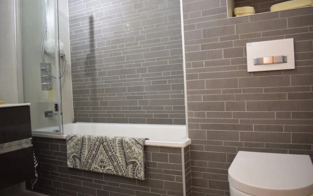 1 Bedroom Apartment With Balcony in Putney