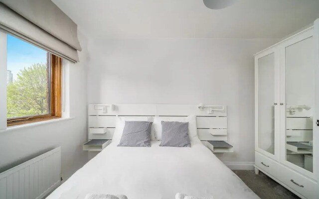 Chic 2BR Battersea Flat - Terrace & Pet-Friendly