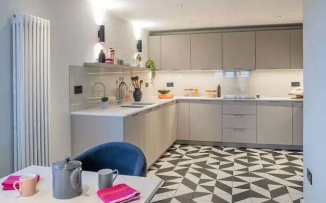 Stylish Studios SOUTHFIELDS STATION