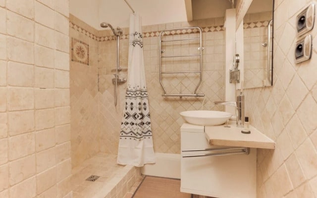 Artsy Flat for 2 Near Opera