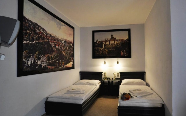 U Cervene zidle - Red Chair Hotel