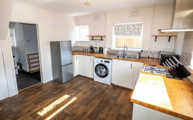 3 Bed Home - Sleeps 8 - Stoke City fc - Parking
