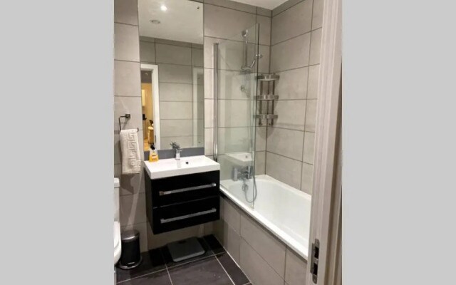 Luxury 1 Bedroom Apartment with Netflix & Parking