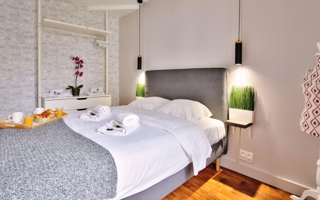 B 832 - Buttes Chaumont - Spacieux appartement