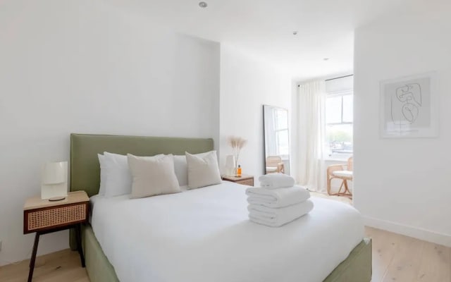 Sleek Scandi-inspired 2BD Flat, Fulham