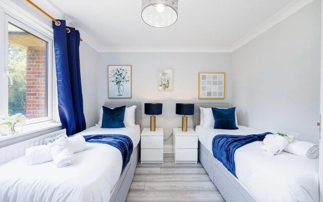 Convenient and Stylish 2-Bed Apartment in Croydon