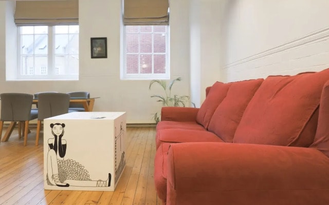 Stylish Loft-style Apartment Close to Overground