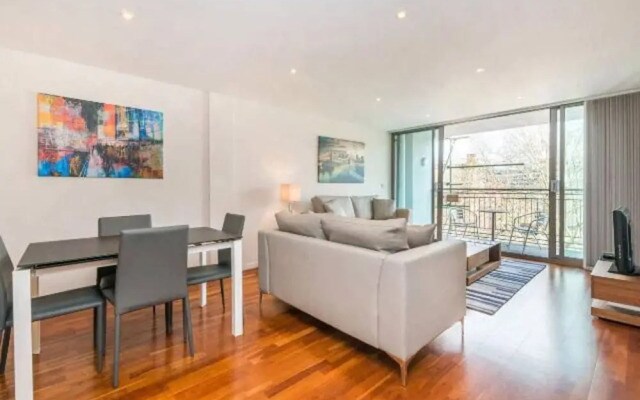 Central Waterloo 2 Bedroom Apartment With Balcony