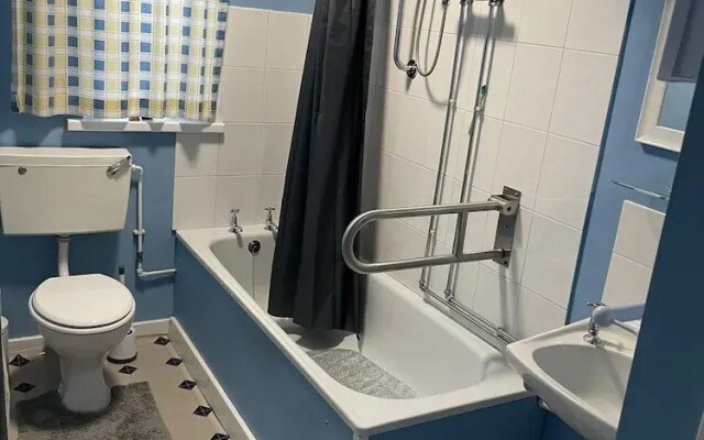 3 Bed House - Sleeps 5 - Parking - Wifi