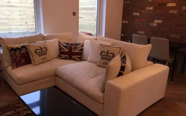 Modern 2 Bedroom Flat with private outdoor terrace