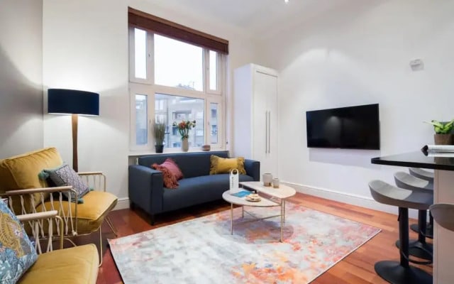 The Kensington Palace Retreat - Modern 2BDR Flat