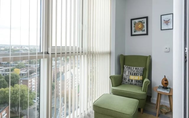 Bright 1 Bedroom Flat with Amazing Rooftop!