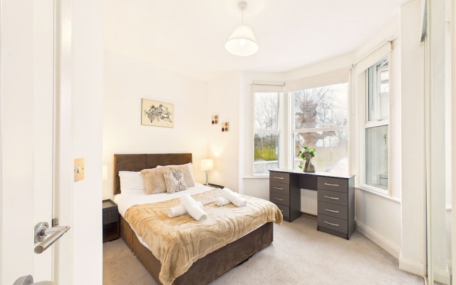 Brent Cross Garden Retreat 2 Bed Parking