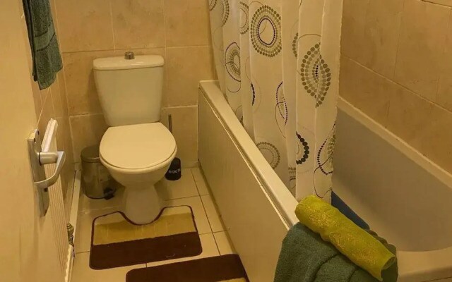 House - Sleeps 8 - Garden - Parking