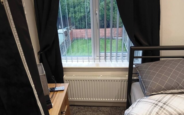 Dale Combe is a mid Terrace House