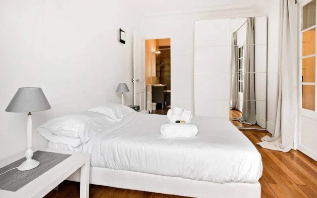 Bright Champerret Apartment Fits 4 in Paris 17th!