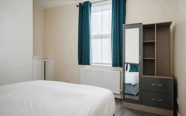 6-bed Manchester Holiday