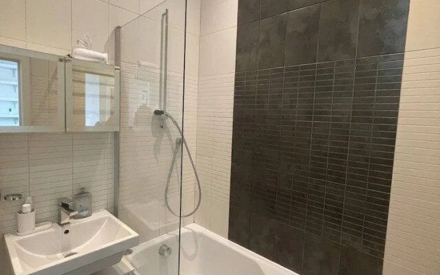 Stylish 1BD Flat With Private Terrace - Kilburn