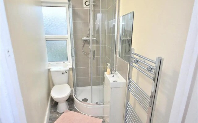 Cheerful 4 bedroom House in greater London