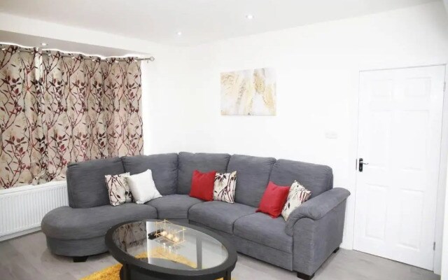 Deluxe 4-bed House Close2 Wembley Stadium