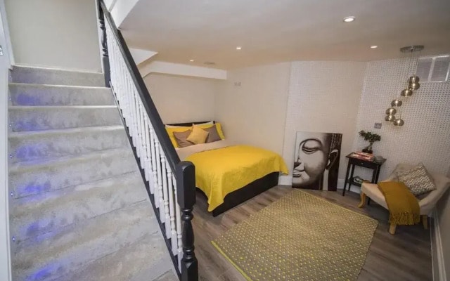 Spacious 2-bedroom Flat With 3 Beds in Ealing, W5