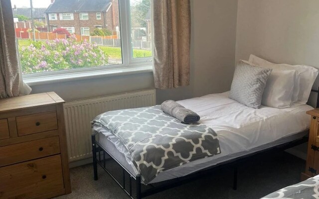 Comfortable 3 Bedroom House-ng5,sleeps 5