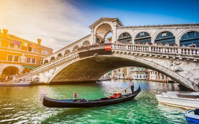 A Bed in Venice