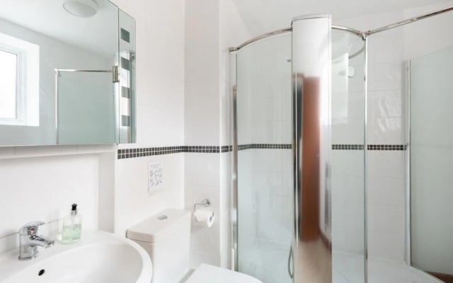 The Southwick Sanctuary - Large & Modern 6BDR Home with Private Terrace