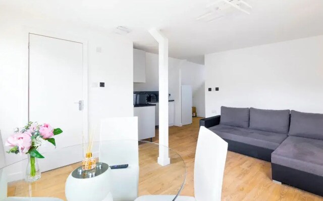 Lux 8Br Thamesfront Villa w/ Yacht & Sauna
