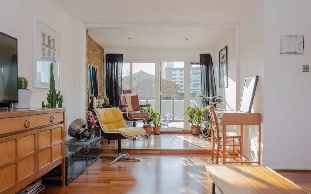 2 Bedroom Flat in Whitechapel with Large Balcony