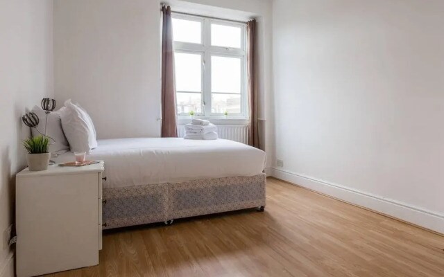 Spacious 2BR flat in Putney