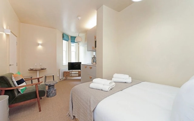 Delightful Lower Ground Studio in Leafy NW London