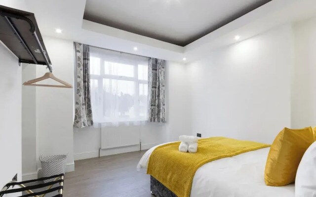 4 Bed - Sleeps 9 - Free Parking - 20 min Gatwick