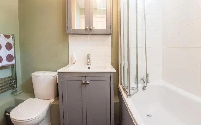 Sunny and Bright 1 Bed Apartment in London
