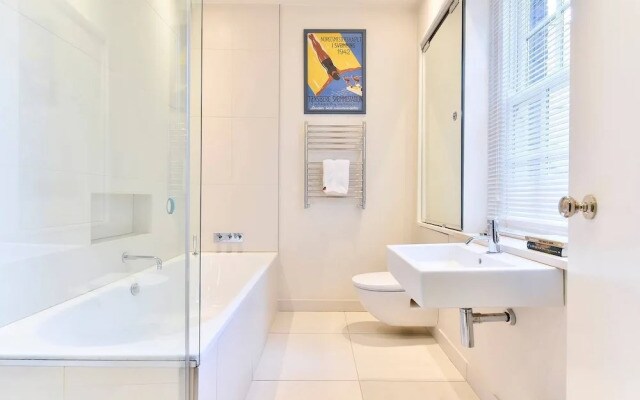 Elegant 3 bed apt With Rooftop Terrace in Pimlico