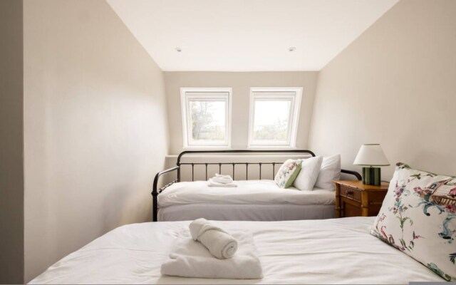 The Thames Embrace 3 BR & Garden House