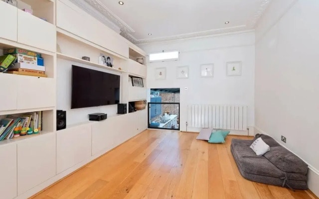 Bright & Spacious 5 Bed House in Charming Putney