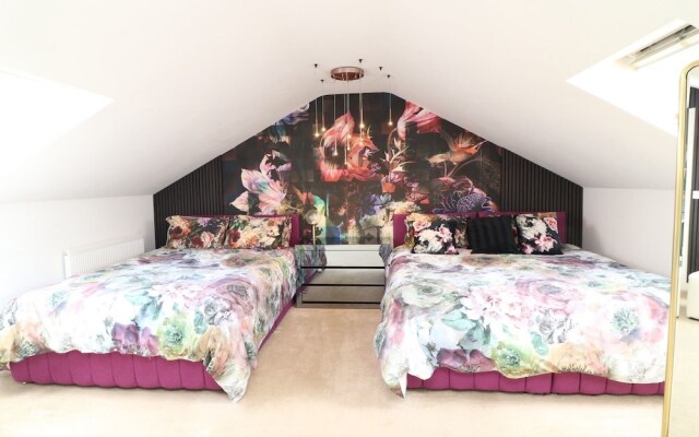 Lincoln 4-beds, Sleeps 13, Hot Tub & Pet Friendly