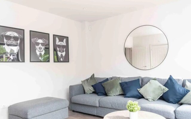 Superb Newly Extended House near Peak District, parking