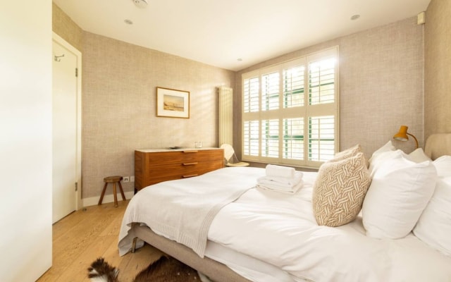 A Gentle Riverside Charm 2 Bedroom Mews House