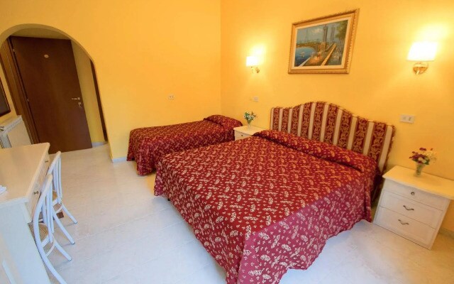Hotel Bed In Roma