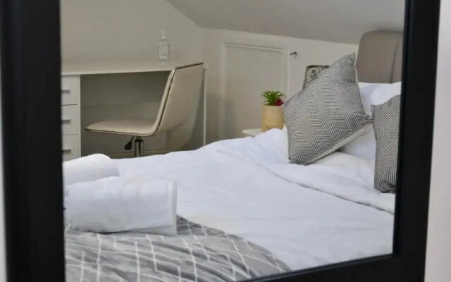 Convenient 3 Bedroom Home Fast Wi-Fi Free Parking