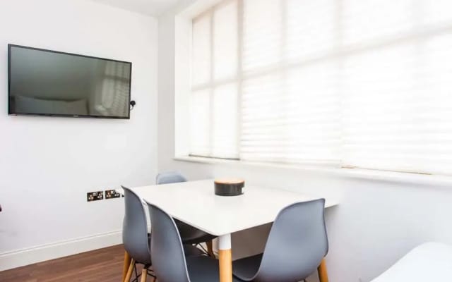 Energised Apartment With Gym in Brent Park