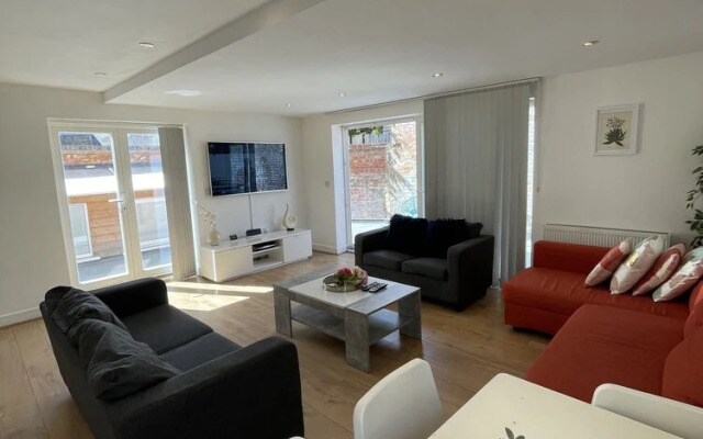 Impeccable 3-bed Apartment in London