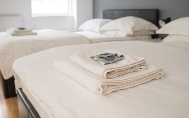Spacious Studio Apartment Soho Square