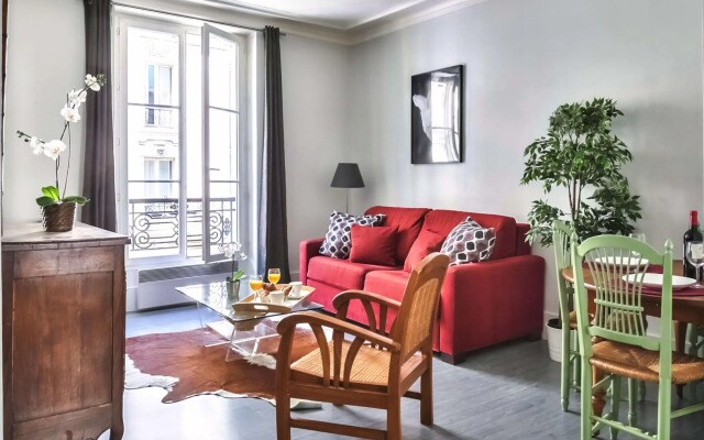 836 - Eiffel Tower View - Parisian apartment
