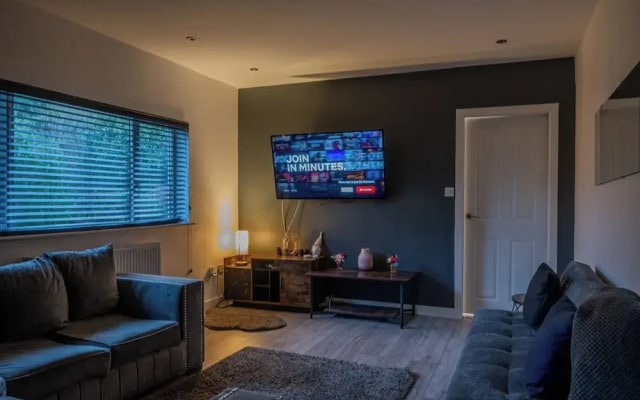 4br-sleeps8-privategarden-freeparking