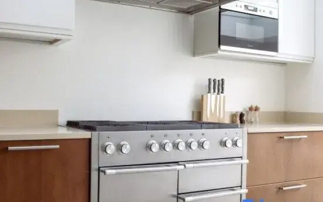 Luxury 5-Bedroom town house in Brook Green, Centra