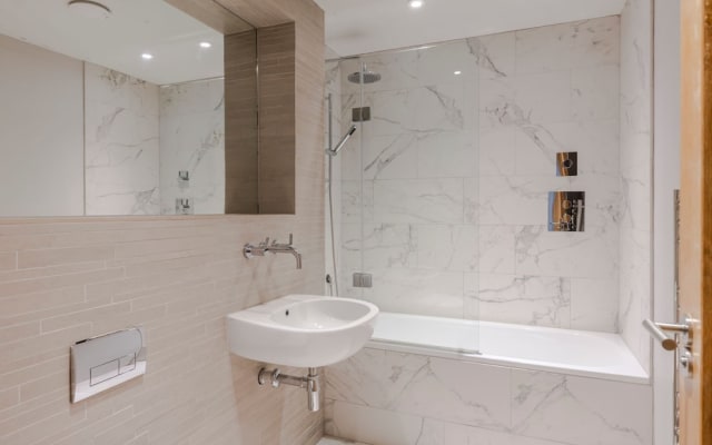The Eyre Suite Three - Farringdon - by Frankie