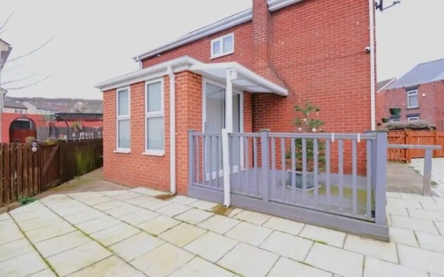 Spacious 6 Bedroom Family House